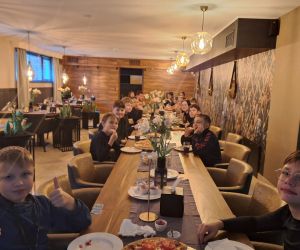 Wspólny posiłek uczniów