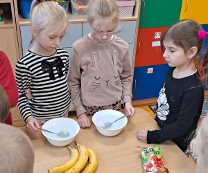 Dzieci przygotowują desery.