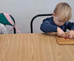 Dzieci przygotowują kanapki.