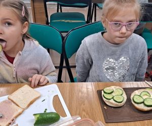 Dzieci jedz kanapki.