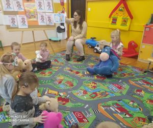 Nauczycielka prezentuje prace plastyczne.