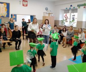 Wręczenie dla dzieci upominków przez rodziców