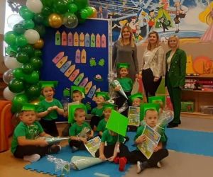 Pamiątkowe zdjęcie przedszkolaków