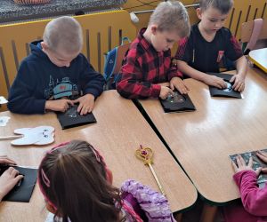 Dzieci wykonują pracę plastyczno-techniczną