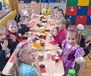 Przedszkolaki wspólnie konsumują andrzejkowe przysmaki