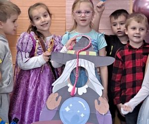 Dzieci prezentują się w andrzejkowych przebraniach