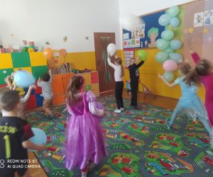 Dzieci tańczą z balonami w rytm muzyki