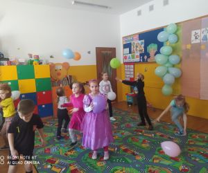 Dzieci tańczą z balonami w rytm muzyki