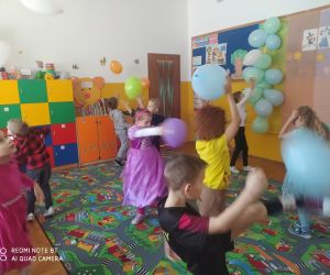 Dzieci tańczą z balonami w rytm muzyki
