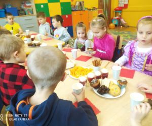 Przedszkolaki wspólnie konsumują andrzejkowe przysmaki