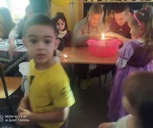 Dzieci wróżą z wosku