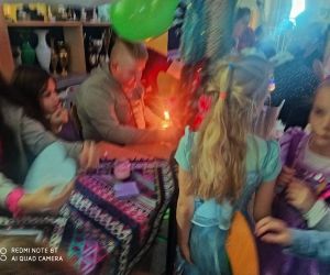 Dzieci wróżą z serduszkiem z zawodami