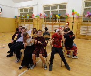 Uczniowie klas starszych grają w grę towarzyską