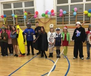 Uczniowie klas starszych w kolorowych przebraniach