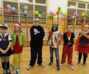 Uczniowie klasy 4 i 5 w kolorowych przebraniach