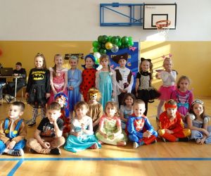 Uczniowie klas młodszych przebrani za postaci z bajek