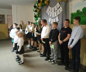 Uczniowie recytują wiersze