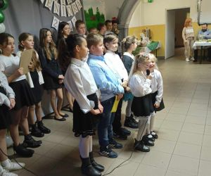 Uczniowie prezentują część artystyczną