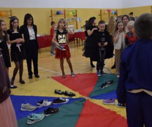 Uczniowie w czasie zabawy z chustą animacyjną