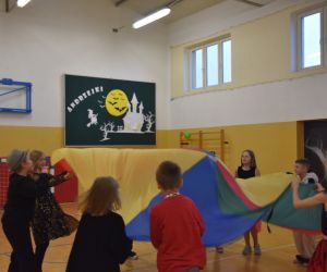 Uczniowie w czasie zabawy z chustą animacyjną