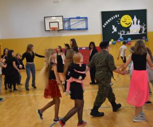 Uczniowie w trakcie tańca - Belgijka