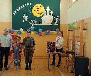 Zwycięzcy najciekawszego stroju andrzejkowego z Panem Dyrektorem