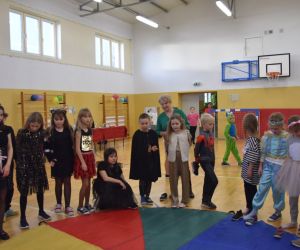 Układanie butów na kolorowej chuście