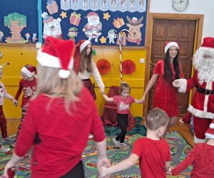 Dzieci tańczą z Mikołajem i jego pomocnicami