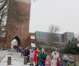 Grupa zwiedza Sandomierz