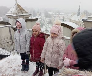Grupa ogląda panoramę miasta
