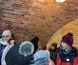 Uczniowie zwiedzają sandomierskie lochy