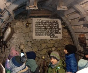 Uczniowie zwiedzają trasę podziemną