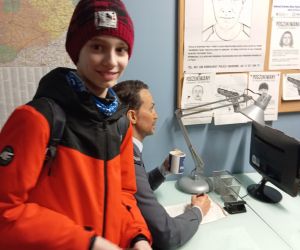 Uczeń w muzeum figur woskowych