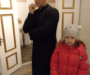 Uczennica z figurą woskową Ojca Mateusza