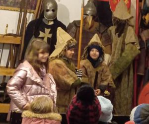 Uczniowie w zbrojowni rycerskiej