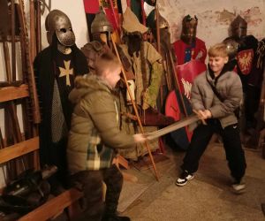 Uczniowie próbują rycerskiej walki