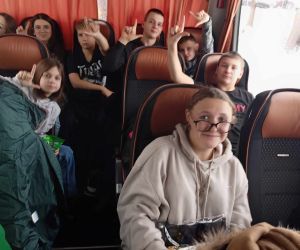 Uczniowie podczas podroży autokarem