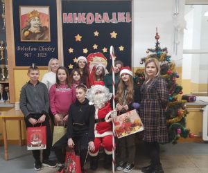 Klasa 6 na wspólnym zdjęciu z Mikołajem