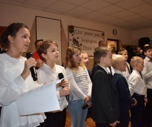 Dzieci śpiewając składają życzenia