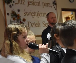 Dziewczynka recytuje wiersz