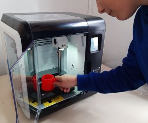 Uczeń wyjmuje wydrukowany kubek