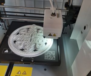 Drukarka 3D drukuje śnieżynkę