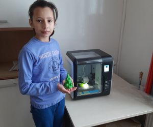 Uczennica trzyma wydrukowaną choinkę