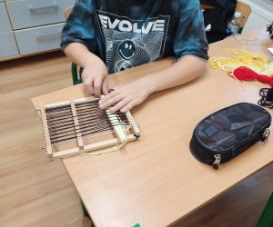 Uczeń wykonuje makatkę na krośnie