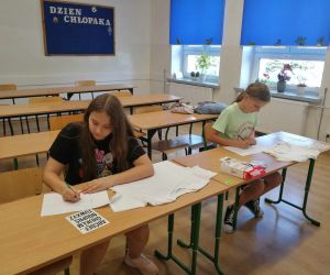 Dziewczynki przerabiają ubrania