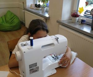 Dziewczynka wykonuje ozdobny szew