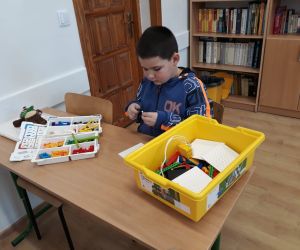 Uczeń buduje z klocków lego