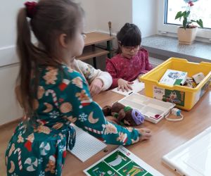 Dzieci bawią się klockami lego