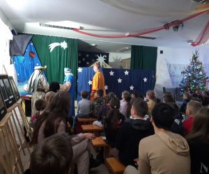 Uczniowie oglądają jasełka