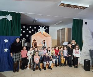 Uczniowie klas 1-3 na zdjęciu z aktorami